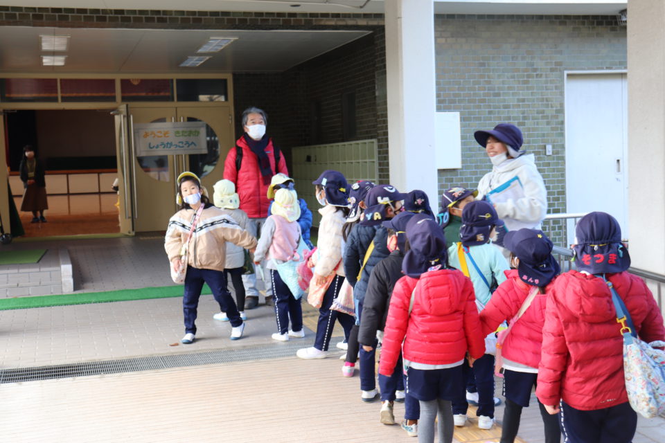 小学校訪問を楽しむ幼稚園の園児