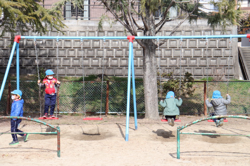 校庭で遊ぶ幼稚園の園児