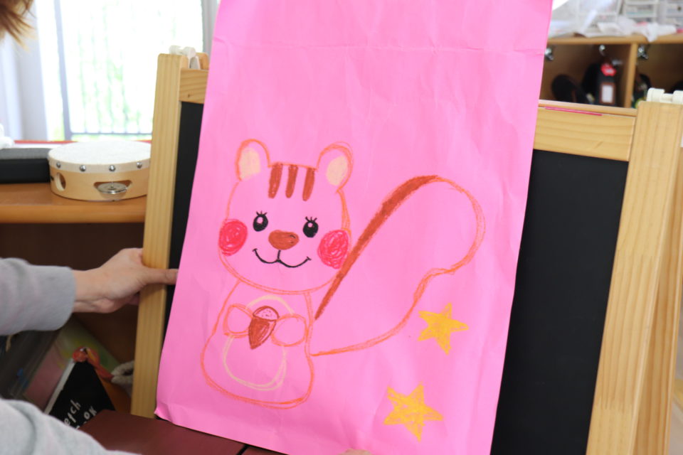 りすの絵が書かれているピンクの画用紙の袋